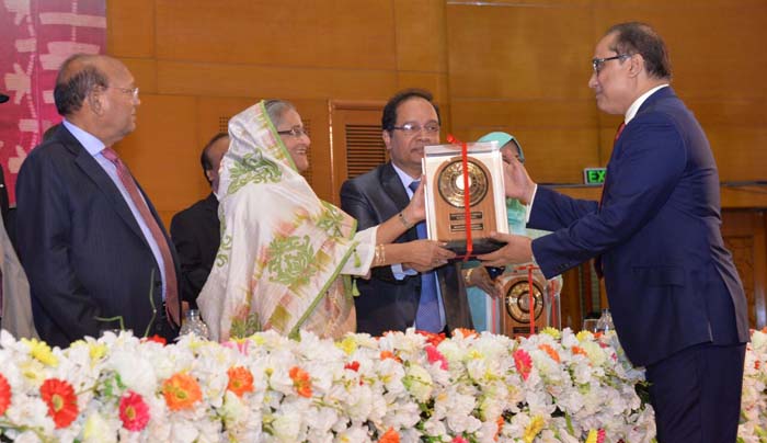 Chairman of UKBCCI Iqbal Ahmed OBE, receiving the National Export Trophy Award